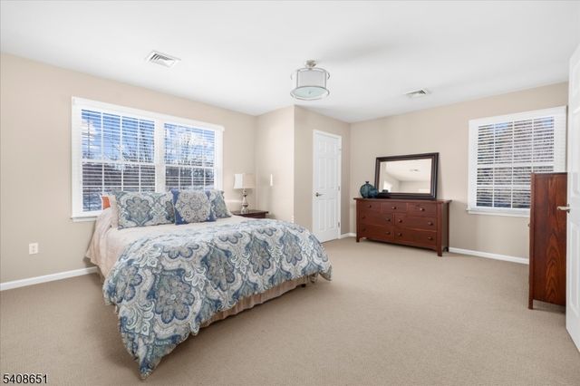 4 Steinbeck Ct, Alexandria Twp., NJ 08848