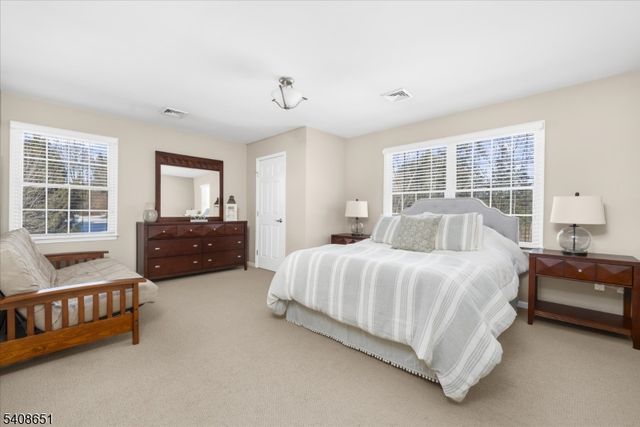 4 Steinbeck Ct, Alexandria Twp., NJ 08848