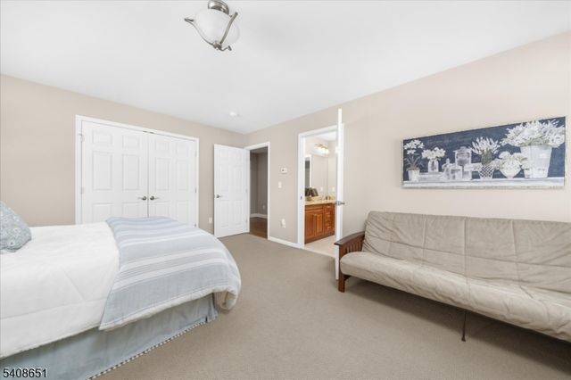 4 Steinbeck Ct, Alexandria Twp., NJ 08848