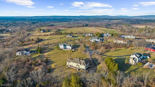 4 Steinbeck Ct, Alexandria Twp., NJ 08848