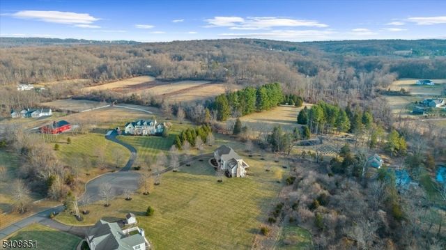 4 Steinbeck Ct, Alexandria Twp., NJ 08848