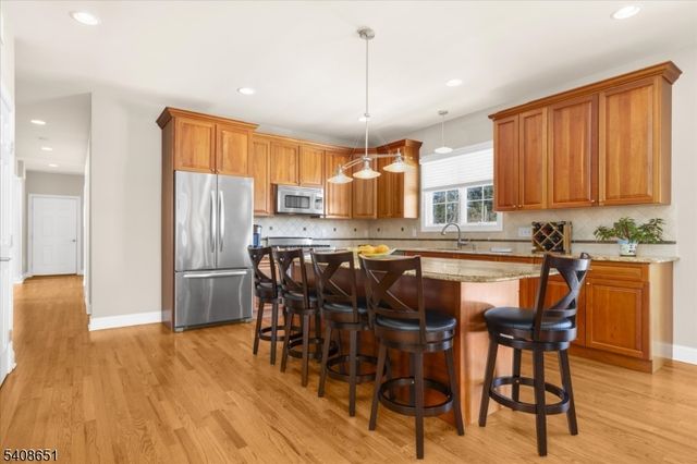 4 Steinbeck Ct, Alexandria Twp., NJ 08848