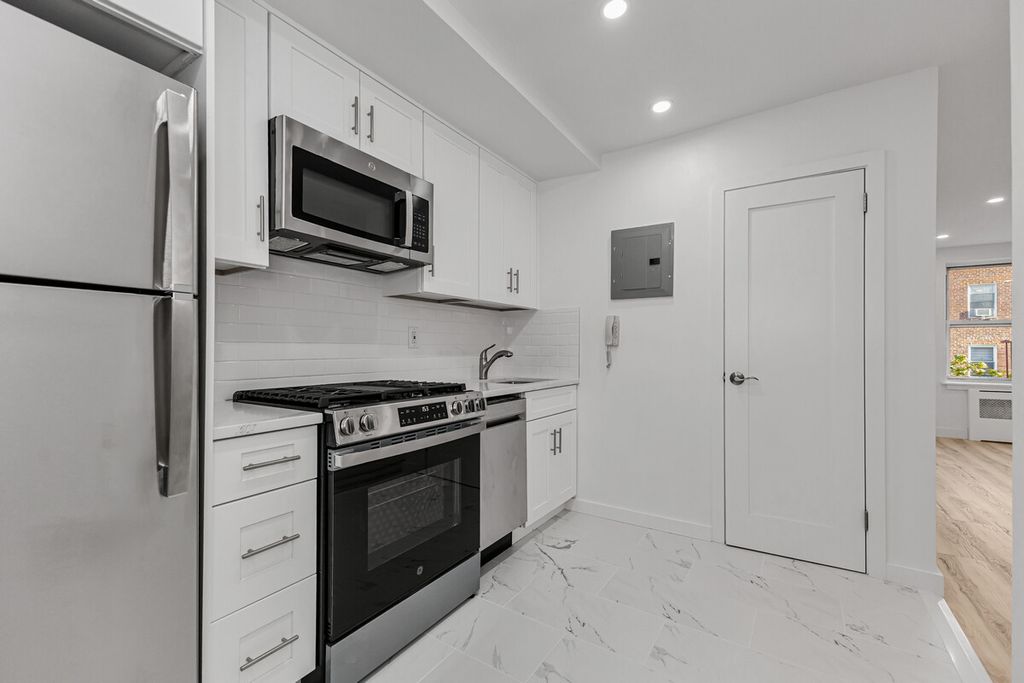 6714 108th St Apt 6D, New York City, NY 11375