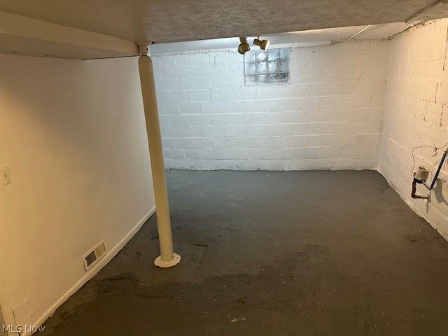 483 Douglas Street, Akron, OH 44307