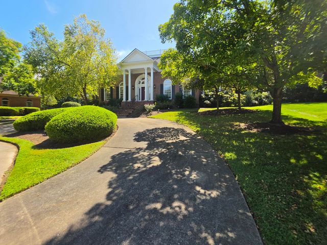 2392 The Woods Lane, Lexington, KY 40502