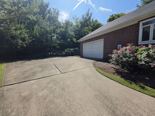 2392 The Woods Lane, Lexington, KY 40502