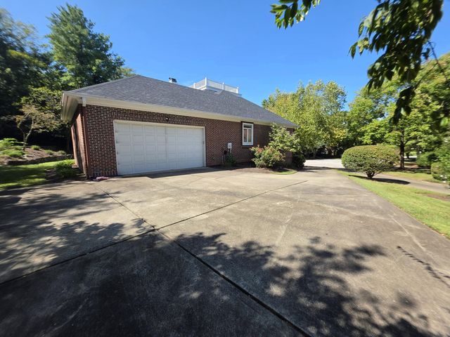 2392 The Woods Lane, Lexington, KY 40502