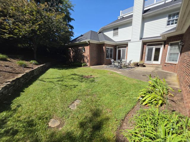 2392 The Woods Lane, Lexington, KY 40502