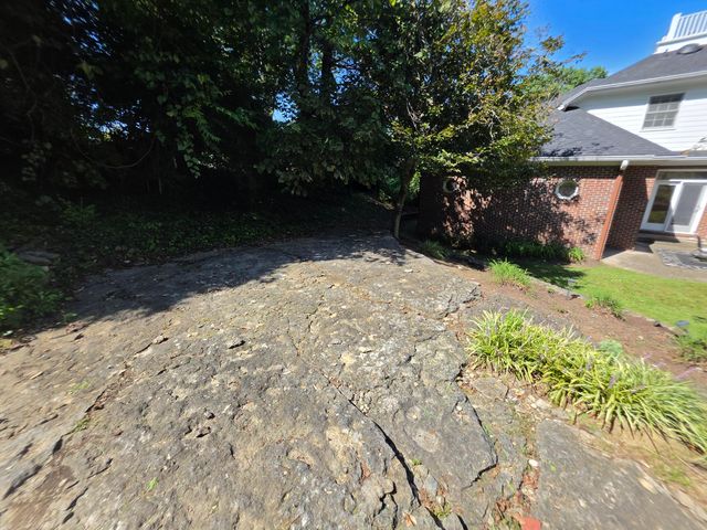 2392 The Woods Lane, Lexington, KY 40502
