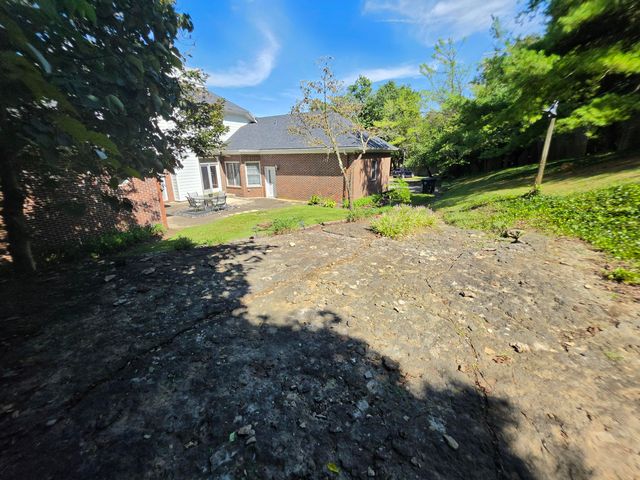2392 The Woods Lane, Lexington, KY 40502