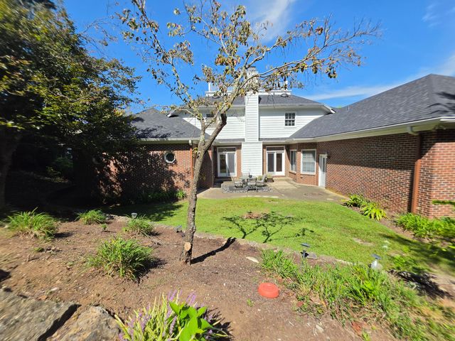 2392 The Woods Lane, Lexington, KY 40502