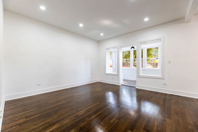 8025 S Euclid Avenue, Chicago, IL 60617