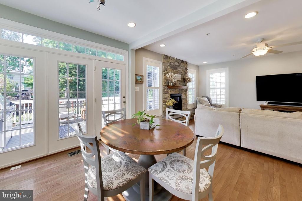 Image 10 of property listing at 1407 TRITON CT, Edgewater, MD 21037