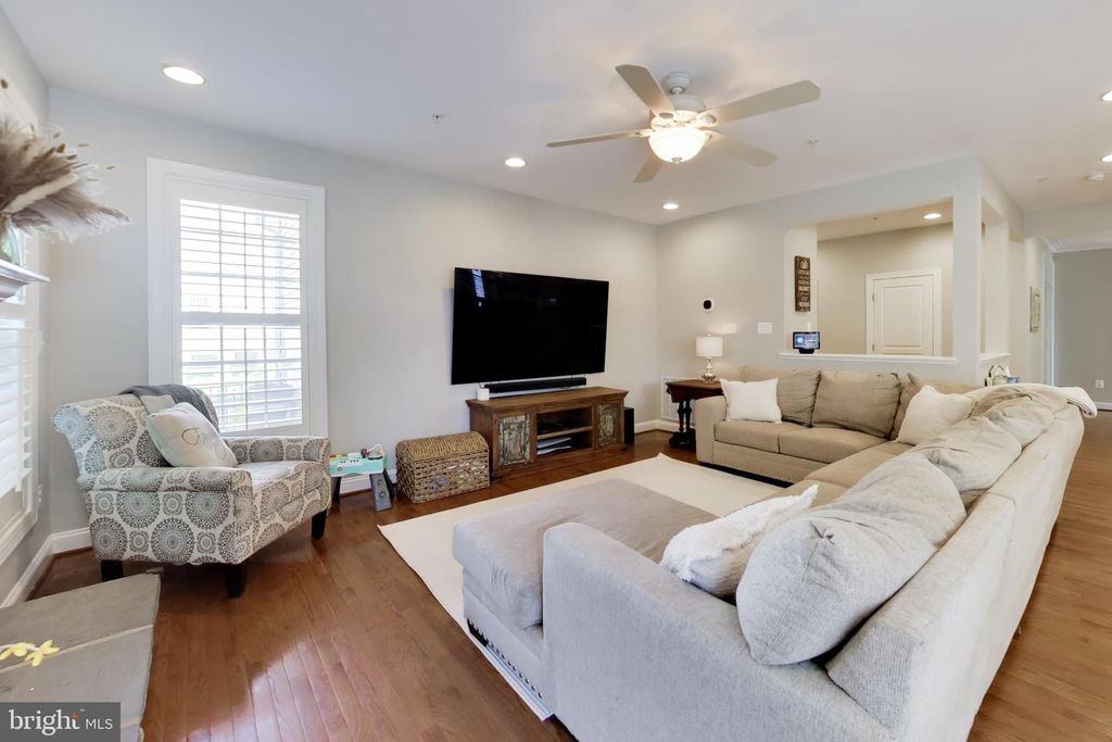 Image 11 of property listing at 1407 TRITON CT, Edgewater, MD 21037