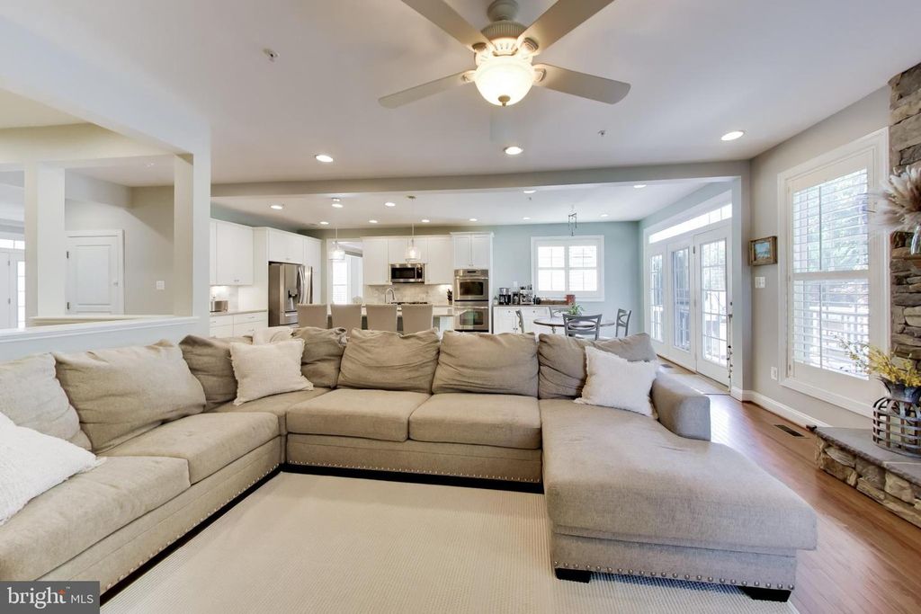 Image 12 of property listing at 1407 TRITON CT, Edgewater, MD 21037
