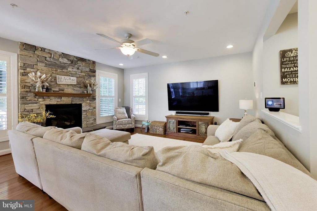 Image 13 of property listing at 1407 TRITON CT, Edgewater, MD 21037