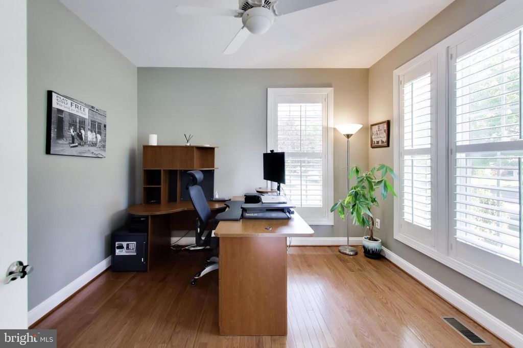 Image 14 of property listing at 1407 TRITON CT, Edgewater, MD 21037
