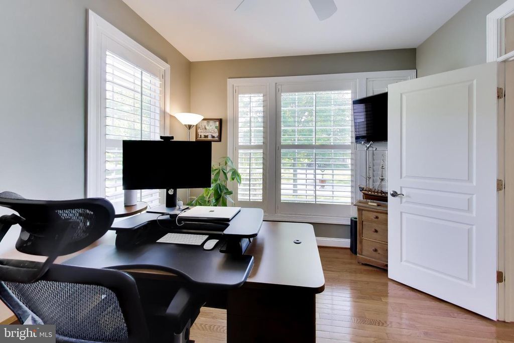 Image 15 of property listing at 1407 TRITON CT, Edgewater, MD 21037
