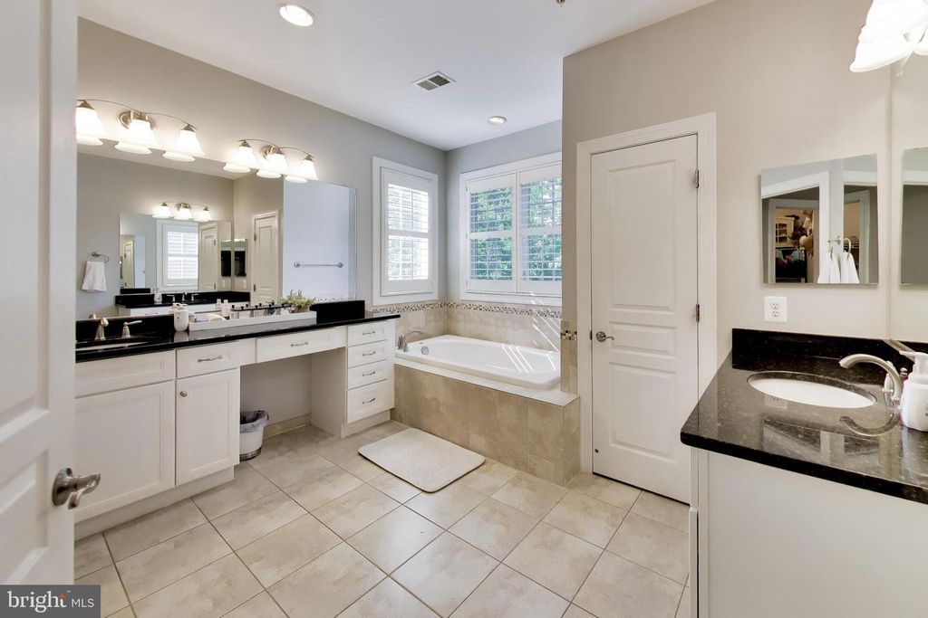 Image 27 of property listing at 1407 TRITON CT, Edgewater, MD 21037
