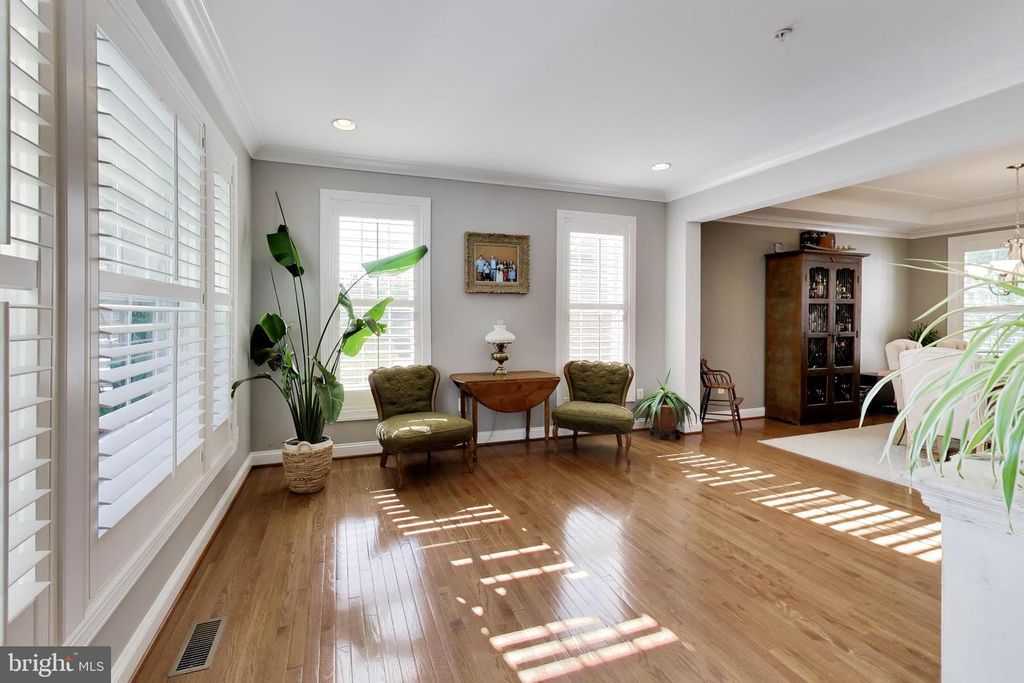 Image 3 of property listing at 1407 TRITON CT, Edgewater, MD 21037