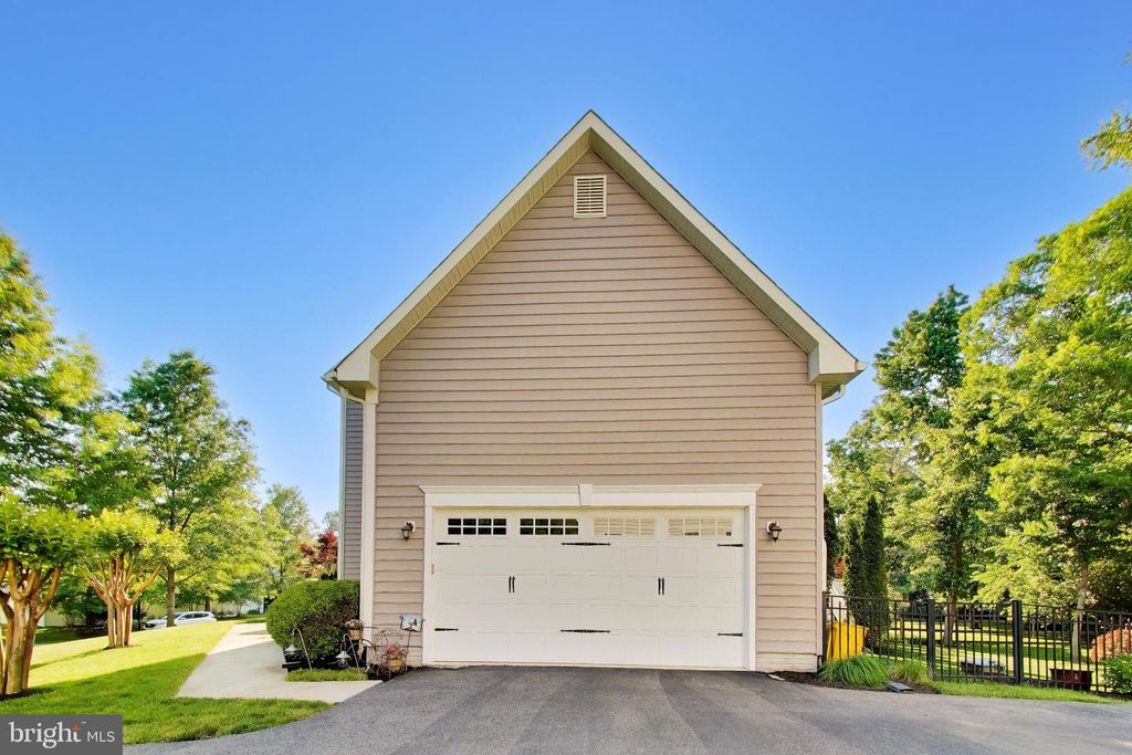 Image 54 of property listing at 1407 TRITON CT, Edgewater, MD 21037