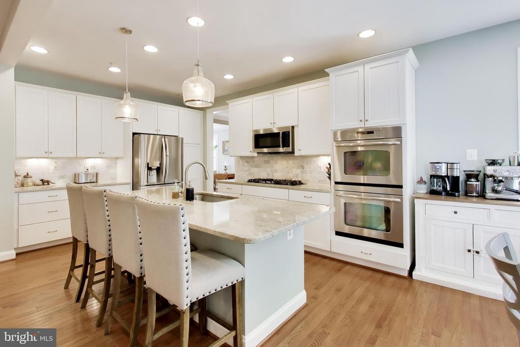 Image 6 of property listing at 1407 TRITON CT, Edgewater, MD 21037
