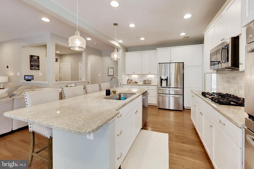 Image 7 of property listing at 1407 TRITON CT, Edgewater, MD 21037