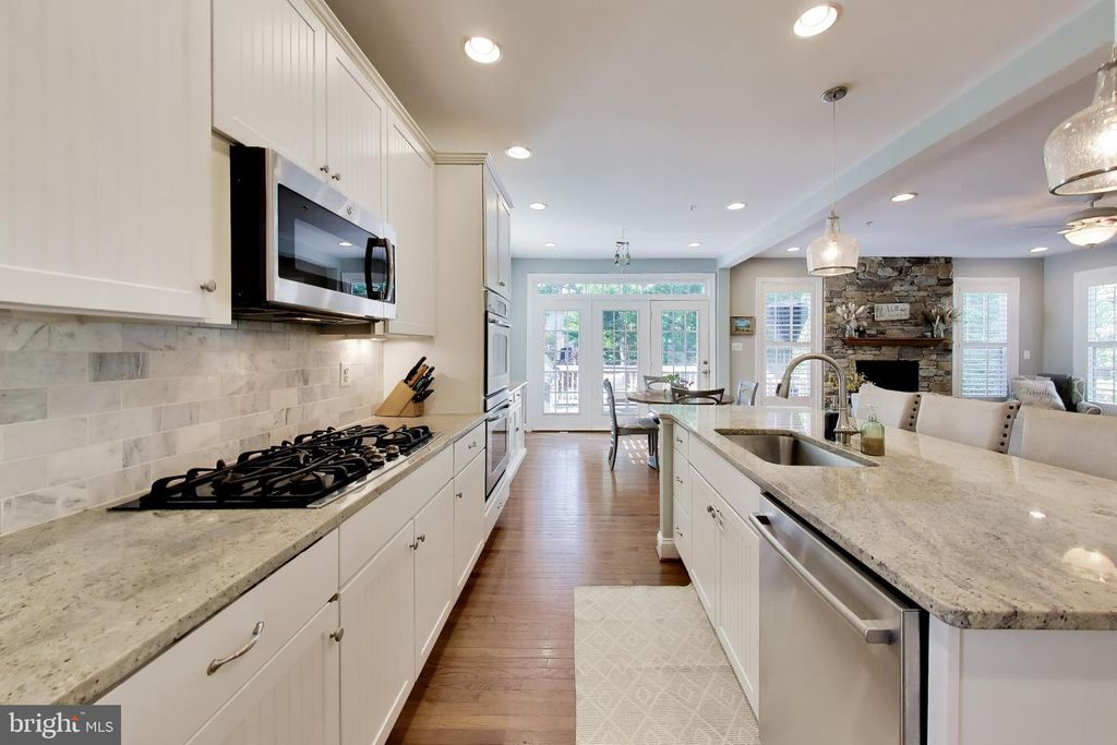 Image 8 of property listing at 1407 TRITON CT, Edgewater, MD 21037