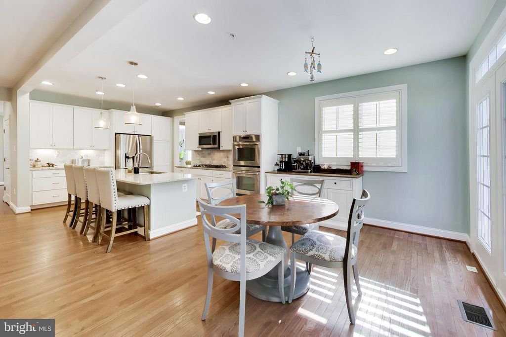 Image 9 of property listing at 1407 TRITON CT, Edgewater, MD 21037