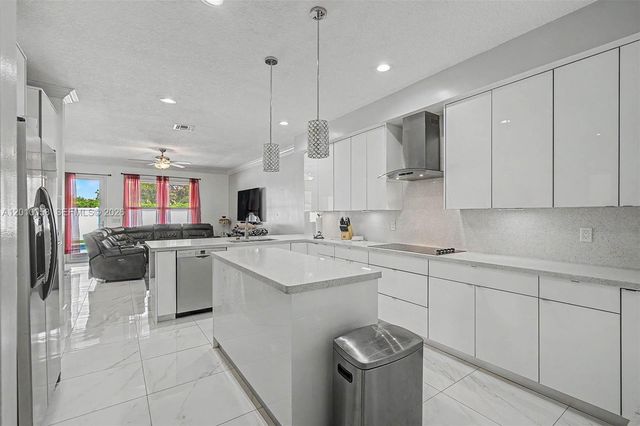 18901 SW 15th St, Pembroke Pines, FL 33029