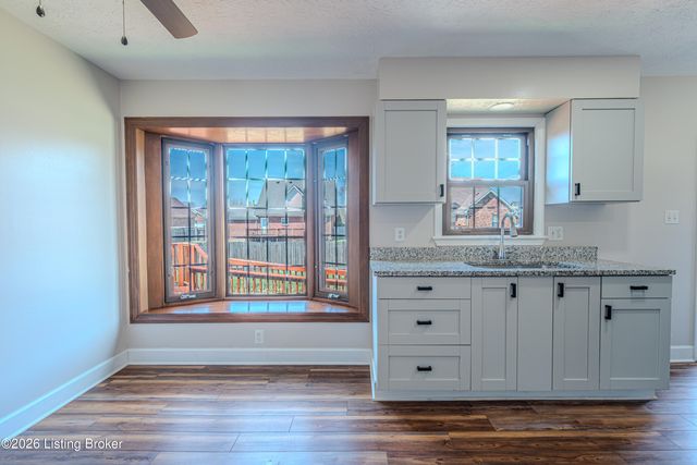 6512 Cady Dr, Louisville, KY 40258