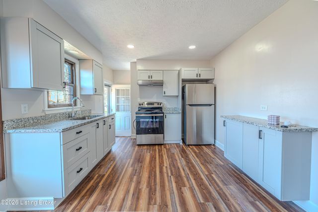 6512 Cady Dr, Louisville, KY 40258