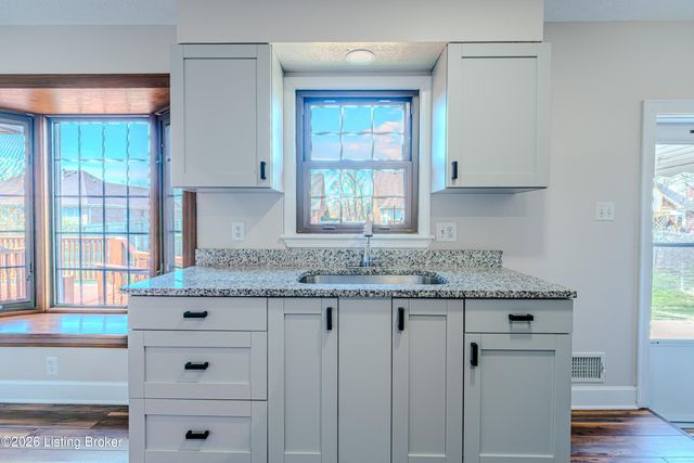 6512 Cady Dr, Louisville, KY 40258