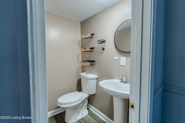 6512 Cady Dr, Louisville, KY 40258