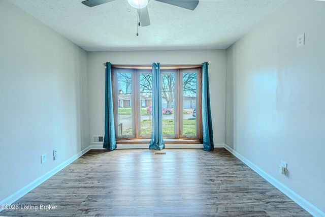 6512 Cady Dr, Louisville, KY 40258