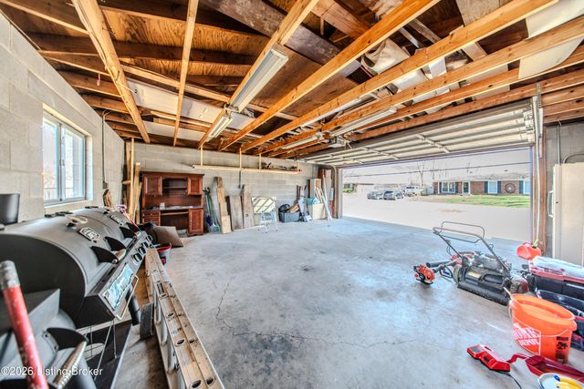 6512 Cady Dr, Louisville, KY 40258