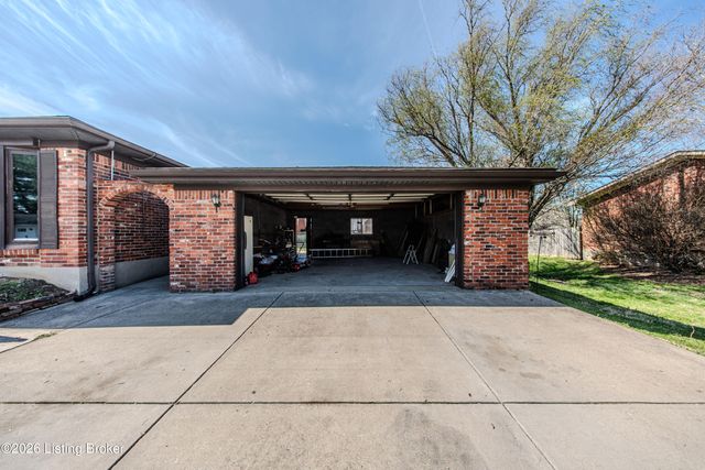 6512 Cady Dr, Louisville, KY 40258