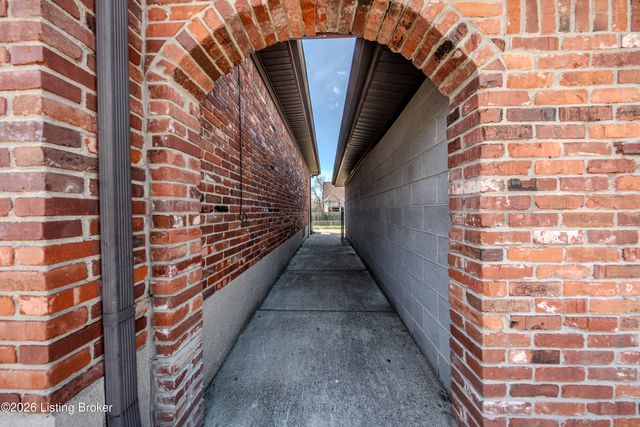 6512 Cady Dr, Louisville, KY 40258