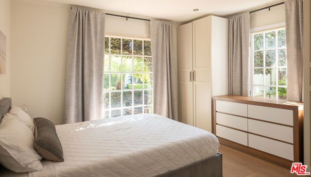 8215 Clinton Street, Los Angeles, CA 90048