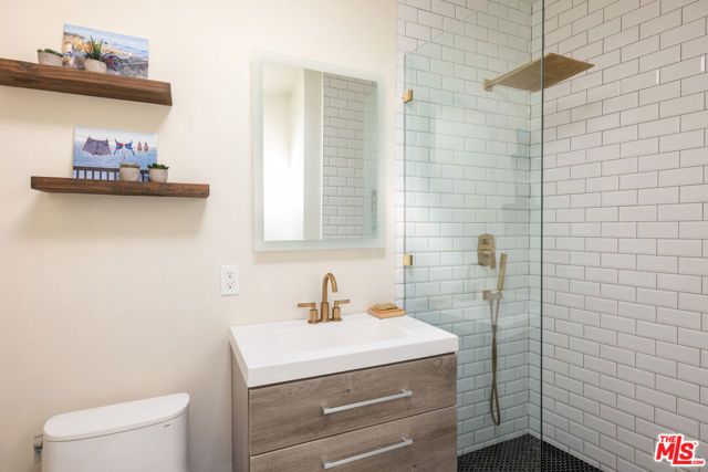 8215 Clinton Street, Los Angeles, CA 90048