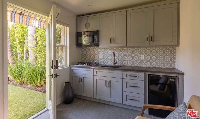 8215 Clinton Street, Los Angeles, CA 90048