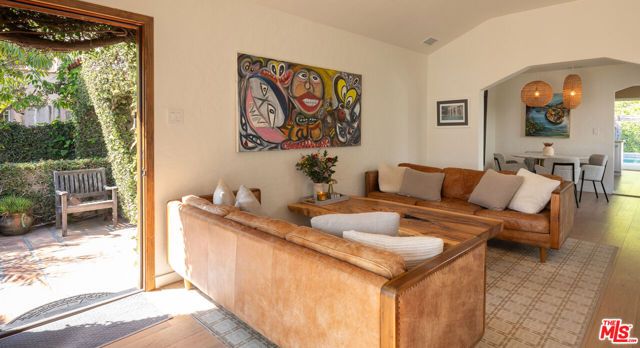 8215 Clinton Street, Los Angeles, CA 90048