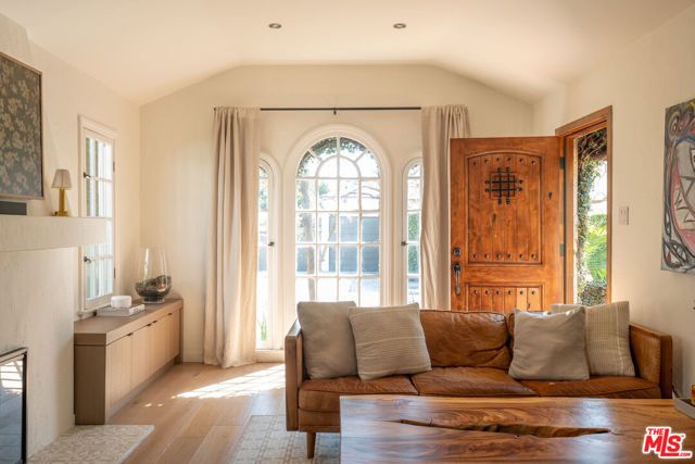 8215 Clinton Street, Los Angeles, CA 90048