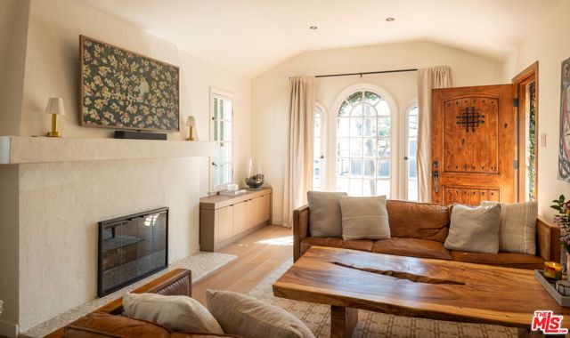 8215 Clinton Street, Los Angeles, CA 90048