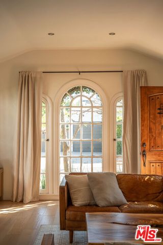 8215 Clinton Street, Los Angeles, CA 90048