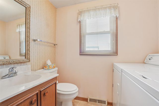 501 E 17th Street N, Newton, IA 50208