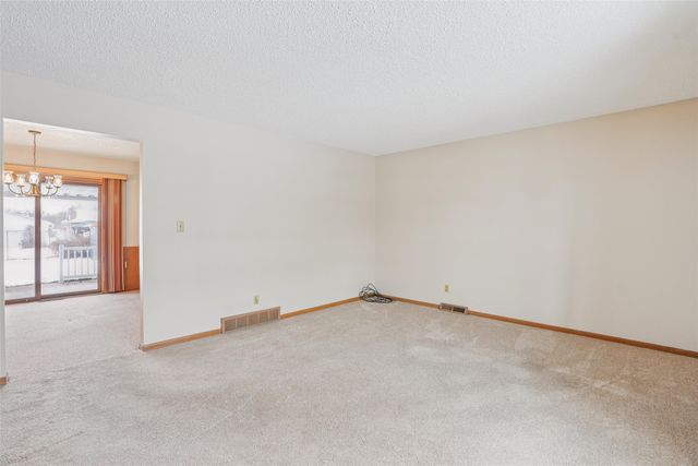 501 E 17th Street N, Newton, IA 50208