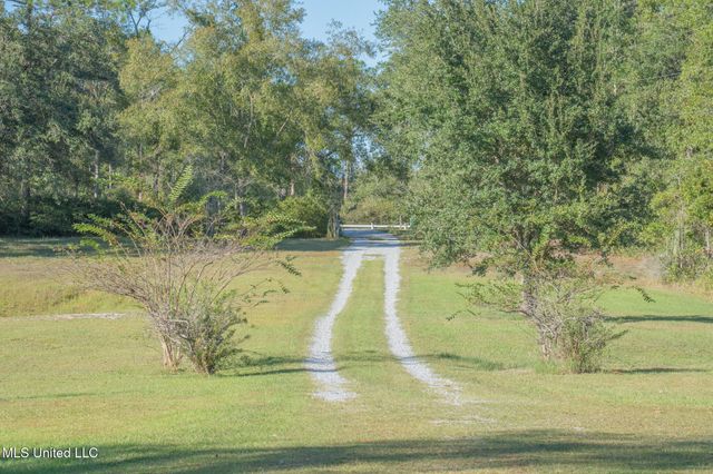 2855 Firetower Road, Kiln, MS 39556