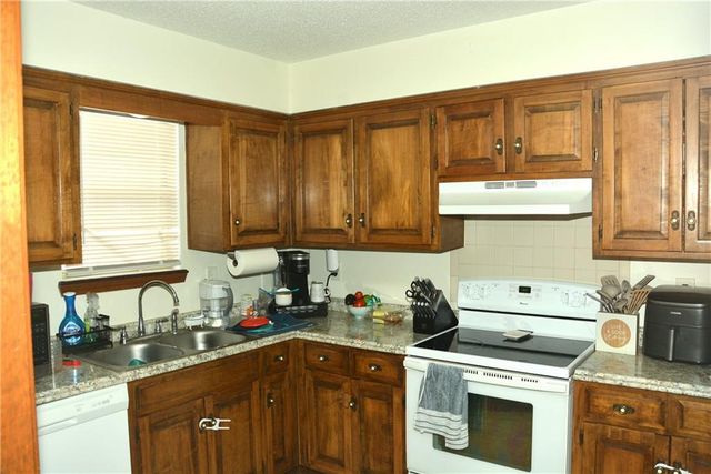 1103 NW Porter Court, Blue Springs, MO 64015