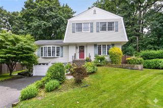 8 Tuscan Court, Huntington, NY 11746